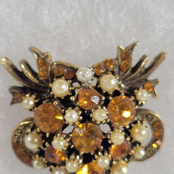 Vintage Gold Tone Pearl & Faux Crystal Feminine Classic Floral Brooch - Picture 3 of 4